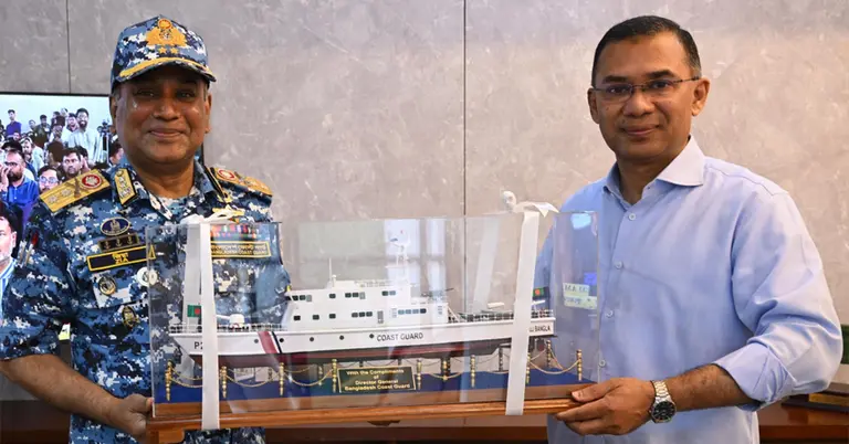 প্রধানমন্ত্রীর সঙ্গে কোস্ট গার্ড মহাপরিচালক